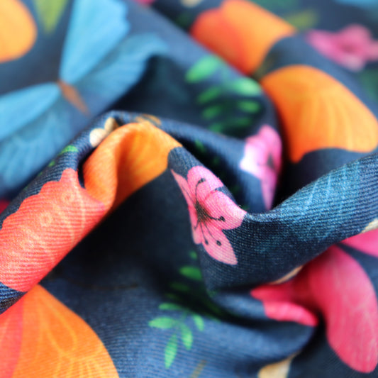 Tessuto in Gabardina di 100% Cotone: Farfalle Colorate su sfondo Blu