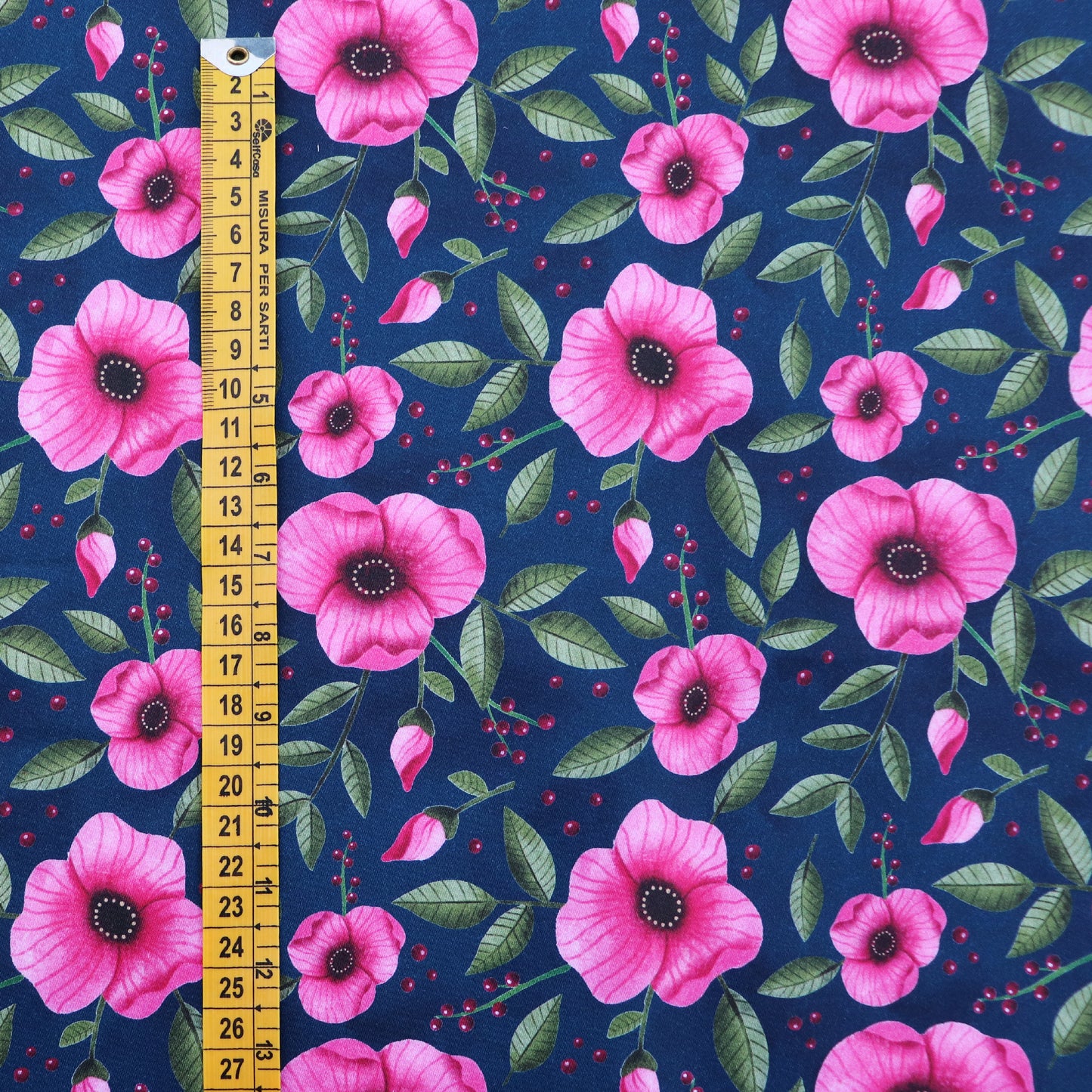 Tessuto in Raso di 100% Cotone: Fiori Rosa su sfondo Blu Scuro