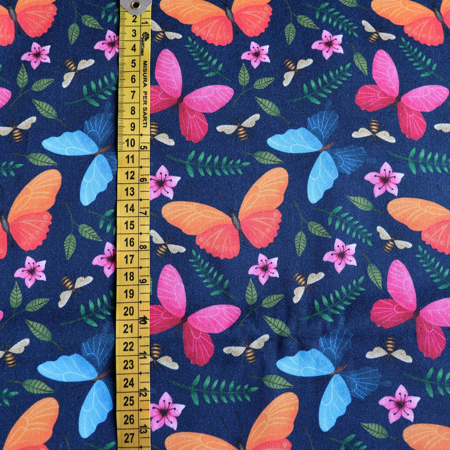 Tessuto in Gabardina di 100% Cotone: Farfalle Colorate su sfondo Blu