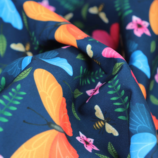Tessuto SOFTSHELL impermeabile: Farfalle colorate su sfondo blu scuro