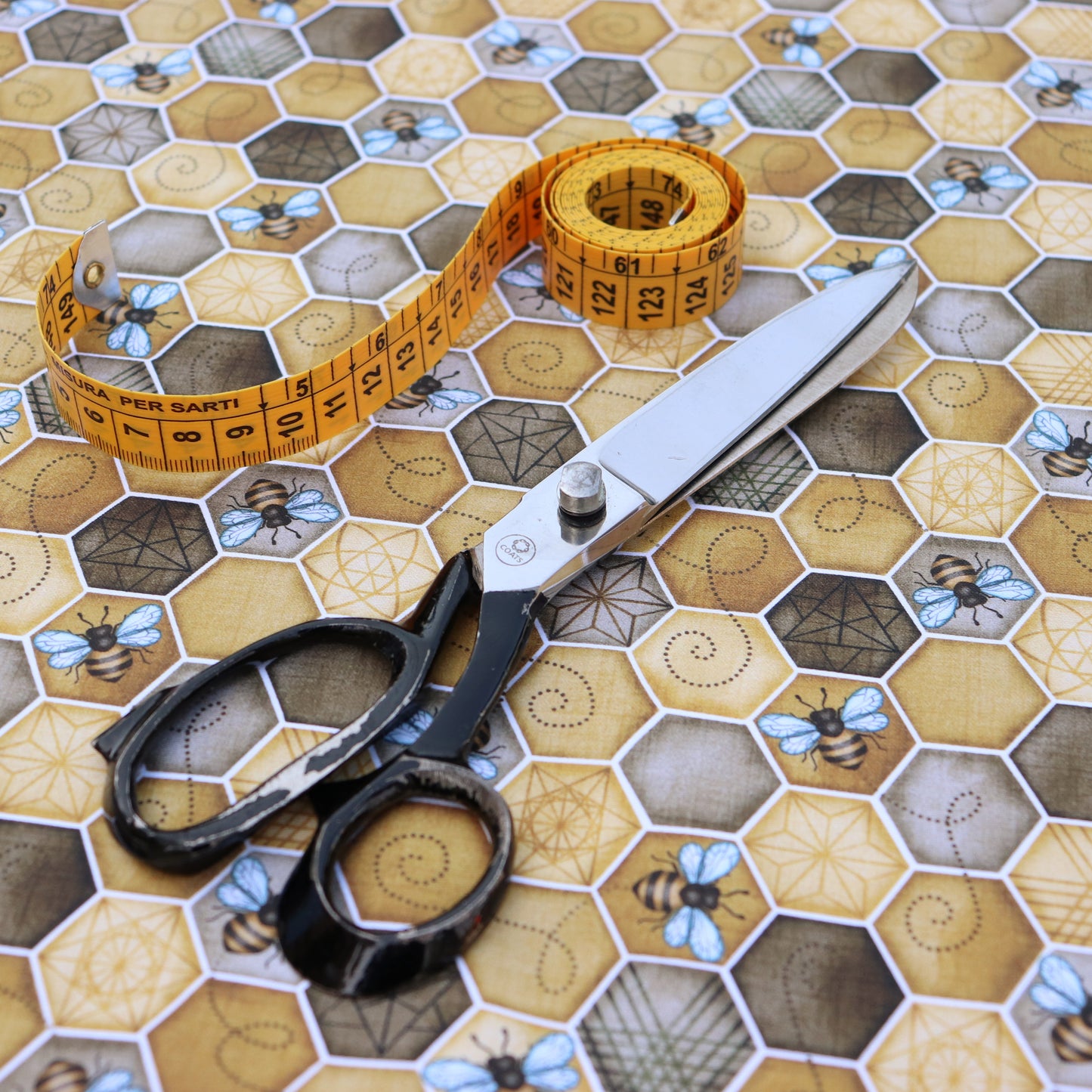 Set di 3 Tessuti Coordinati in Raso 100% Cotone: Api e Alveare Giallo e Marrone