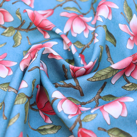 Tessuto in Raso di 100% Cotone: Magnolie su sfondo Azzurro