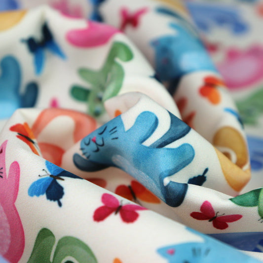 Tessuto SOFTSHELL impermeabile: Gatti colorati su sfondo giallo chiaro