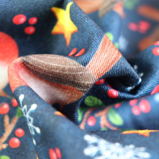 Tessuto in Gabardina di 100% Cotone: Pettirossi e Stelle di Natale su sfondo Blu Scuro