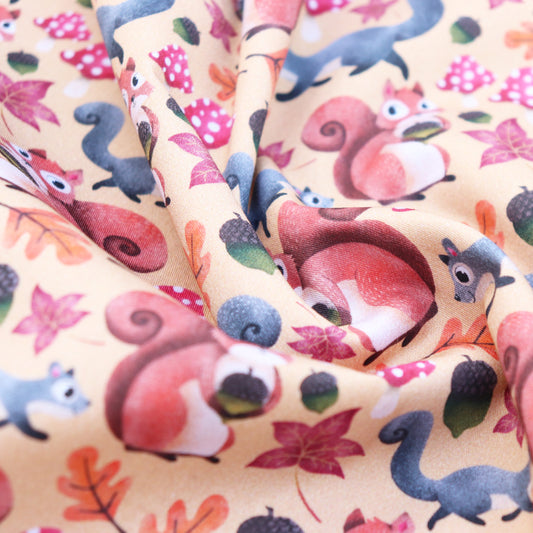 Tessuto in Raso di 100% Cotone: Scoiattoli e Funghi su sfondo Giallo
