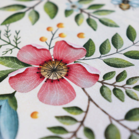 Tessuto in Raso di 100% Cotone: Giardino Incantato su sfondo Chiaro