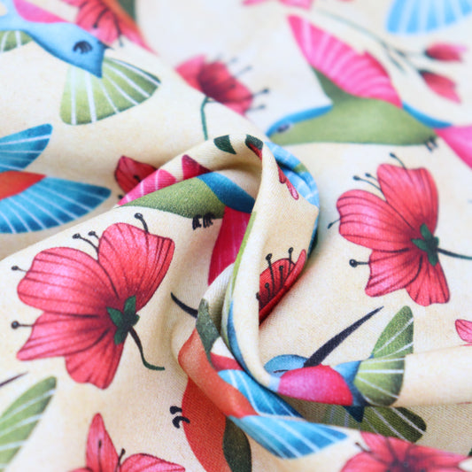 Tessuto in Raso di 100% Cotone: Colibrì su sfondo Giallo Chiaro