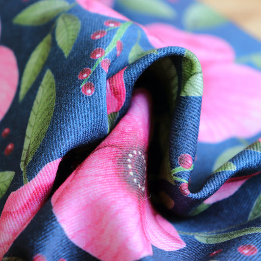 Tessuto in Gabardina di 100% Cotone: Fiori Rosa su Sfondo Blu Scuro