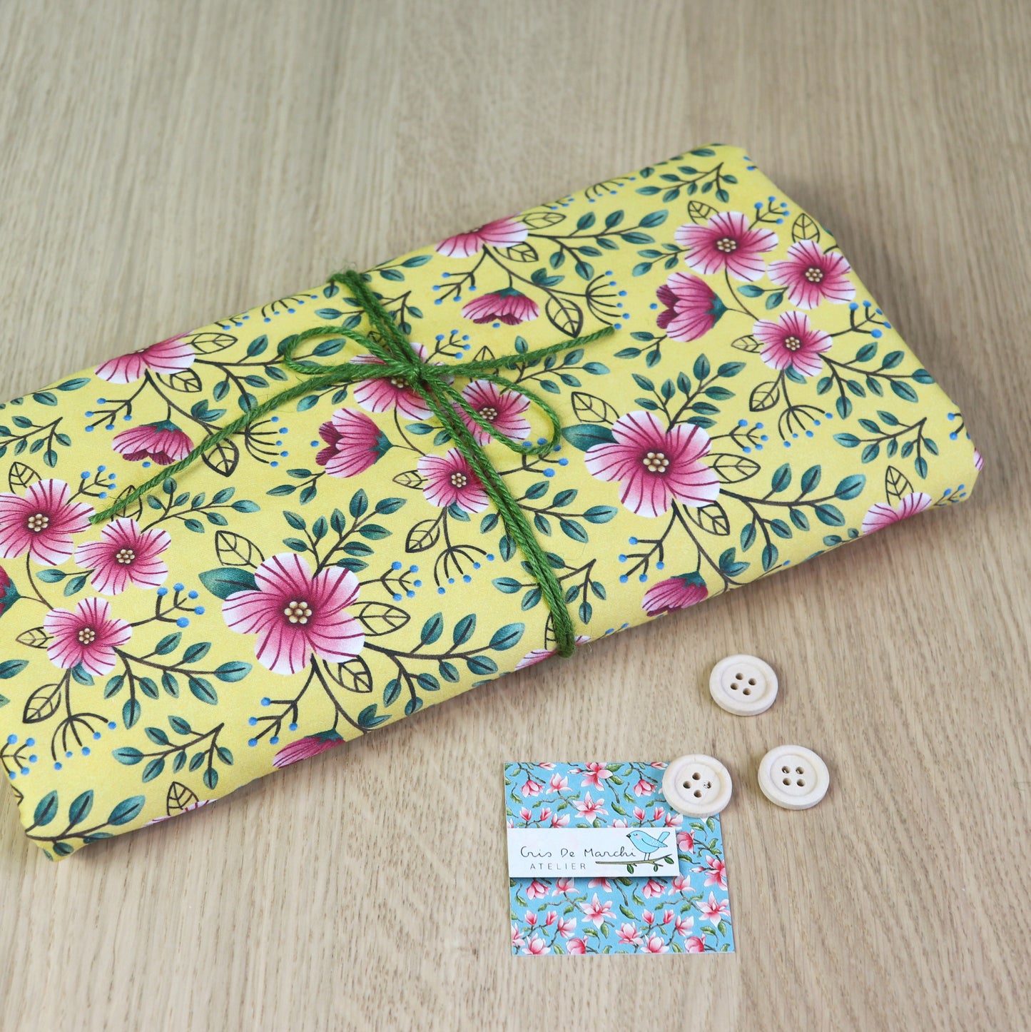 Tessuto in Raso di 100% Cotone: Fiori Rosa su sfondo Giallo