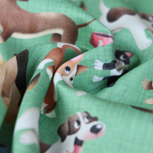Tessuto in Raso di 100% Cotone: Cani di varie Razze su sfondo Verde