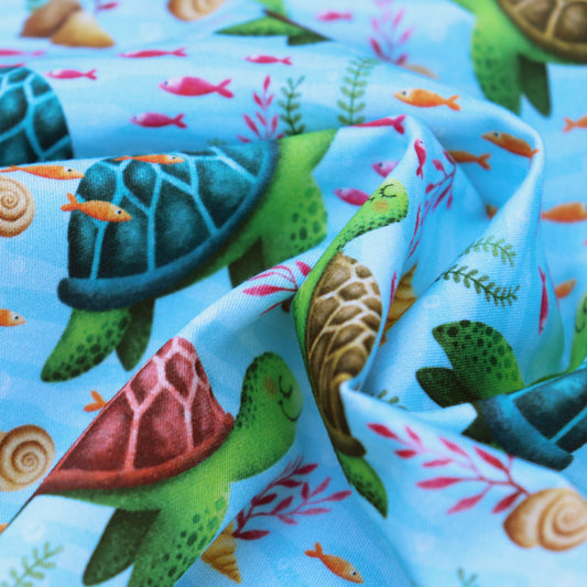 Tessuto in Raso di 100% Cotone: Tartarughe Marine su sfondo Celeste