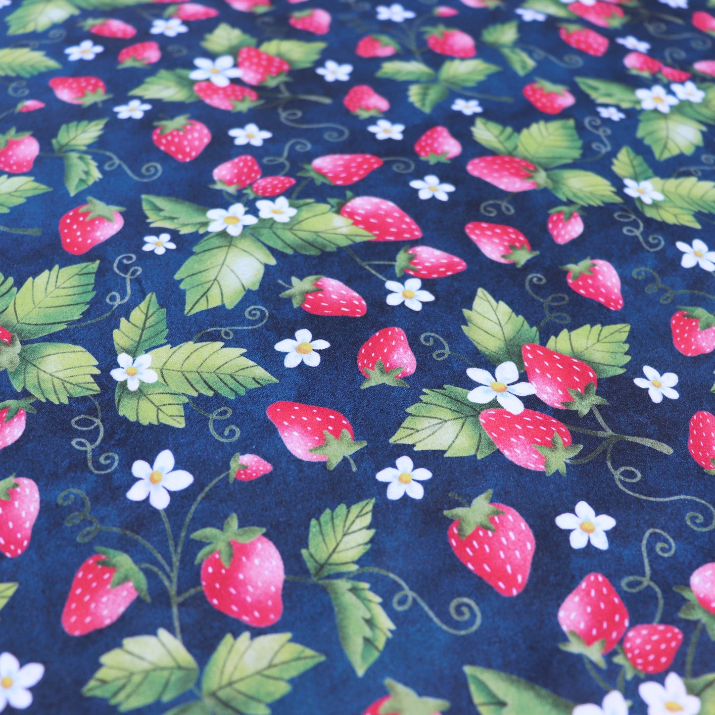 Tessuto in Raso di 100% Cotone: Fragole su sfondo Blu Scuro
