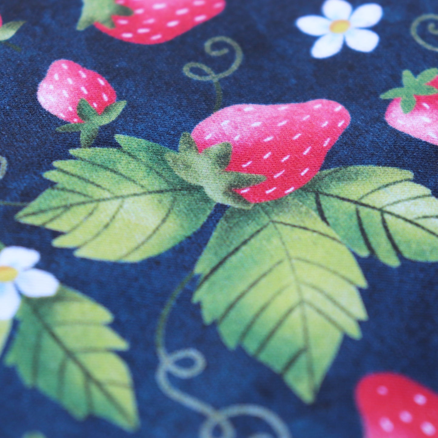Tessuto in Raso di 100% Cotone: Fragole su sfondo Blu Scuro