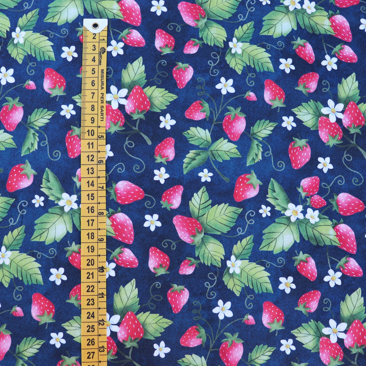 Tessuto in Raso di 100% Cotone: Fragole su sfondo Blu Scuro