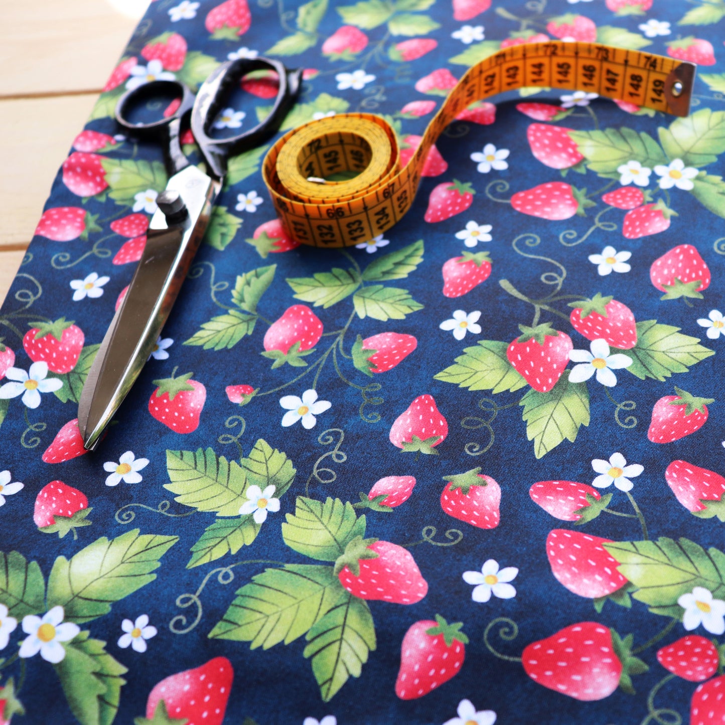Tessuto in Raso di 100% Cotone: Fragole su sfondo Blu Scuro