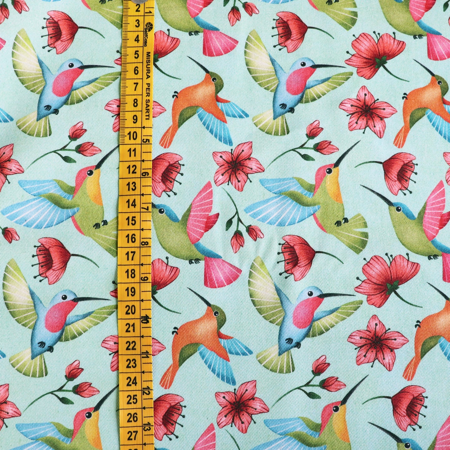 Tessuto in Gabardina di 100% Cotone: Colibrì Colorati su sfondo Verde Acqua