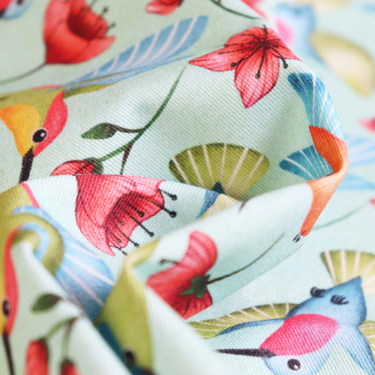 Tessuto in Gabardina di 100% Cotone: Colibrì Colorati su sfondo Verde Acqua