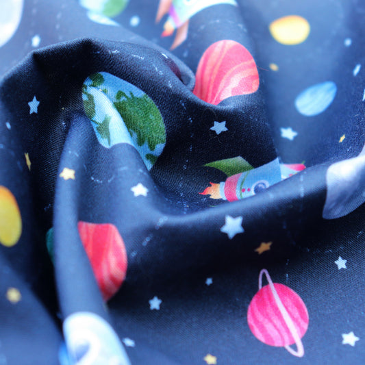 Tessuto in Raso di 100% Cotone: Pianeti e Astronavi su sfondo Blu Scuro