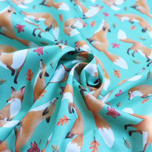 Tessuto in Raso di 100% Cotone: Volpi su sfondo Verde