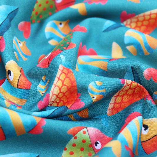 Tessuto in Raso di 100% Cotone: Pesci Colorati su sfondo Verde