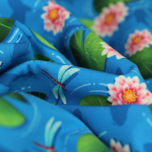 Tessuto SOFTSHELL impermeabile: Ninfee, carpe koi e libellule su sfondo azzurro