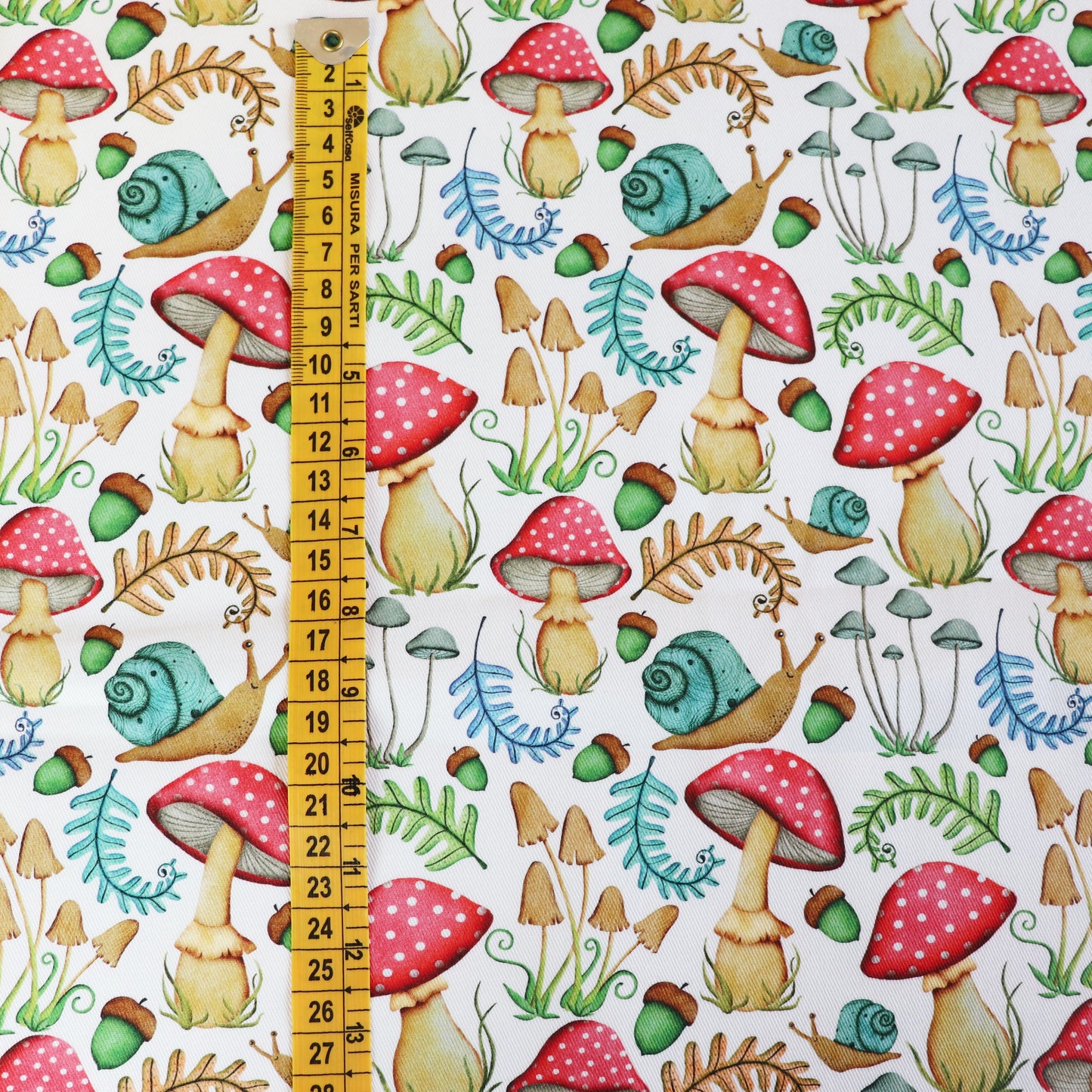 Tessuto in Gabardina di 100% Cotone: Funghi e Lumache su sfondo Bianco