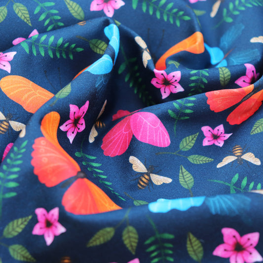 Tessuto in Raso di 100% Cotone: Farfalle Colorate su sfondo Blu Scuro