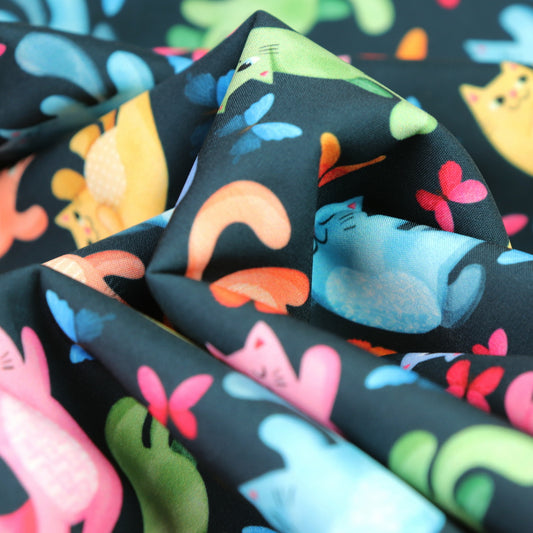 Tessuto SOFTSHELL impermeabile: Gatti colorati su sfondo blu scuro