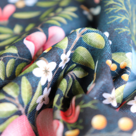 Tessuto in Gabardina di 100% Cotone: Giardino Incantato su fondo Scuro