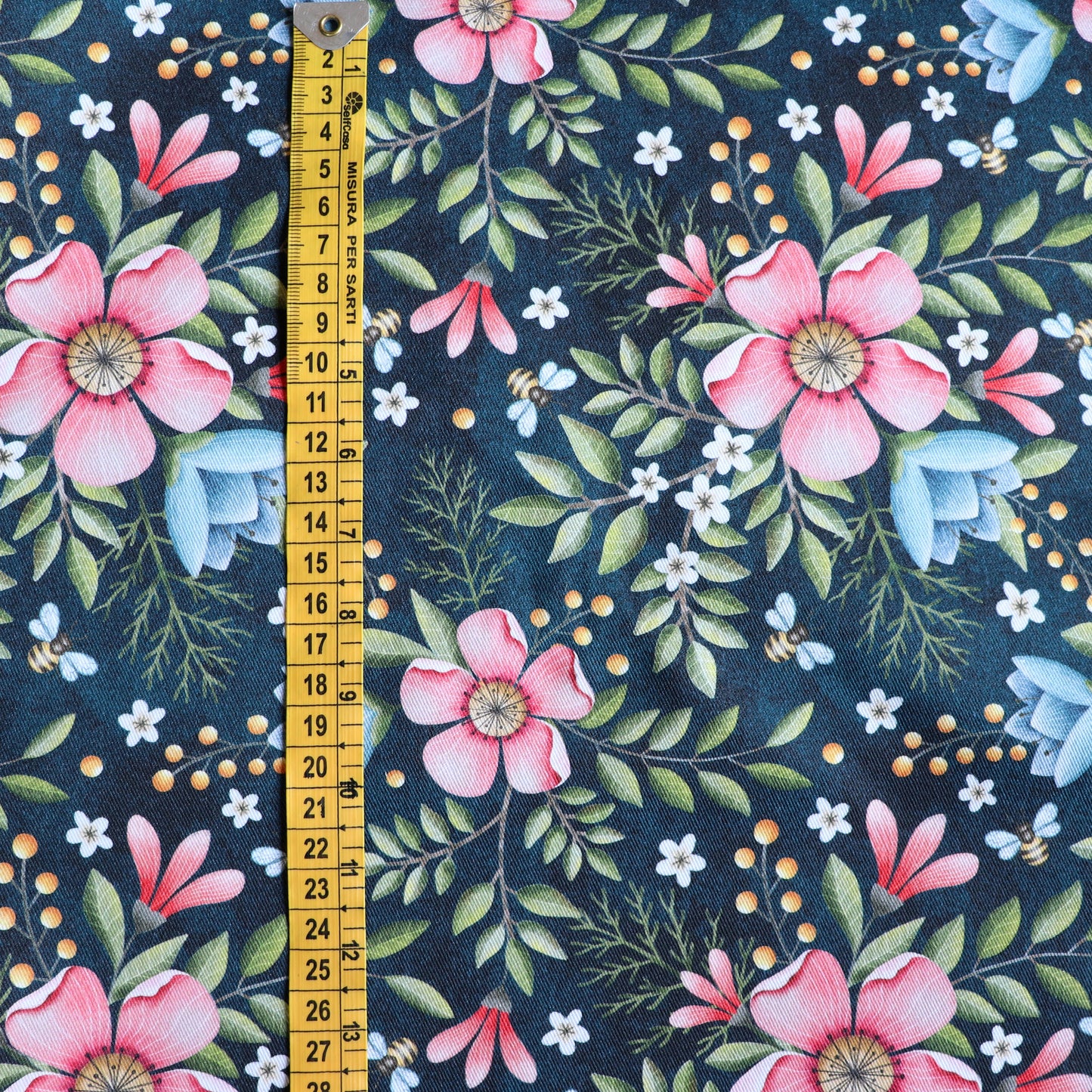 Tessuto in Gabardina di 100% Cotone: Giardino Incantato su fondo Scuro