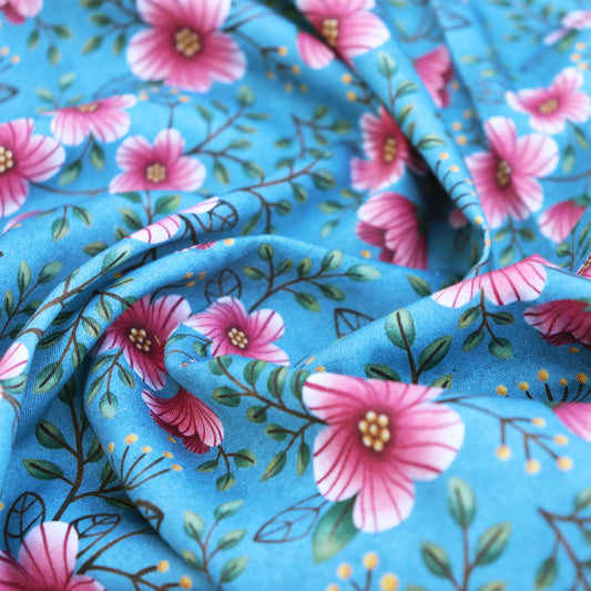 Tessuto in Raso di 100% Cotone: Fiori Rosa su sfondo Azzurro
