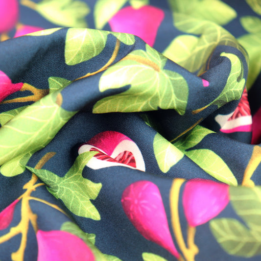 Tessuto SOFTSHELL impermeabile: Fichi fucsia e foglie verdi su sfondo blu scuro