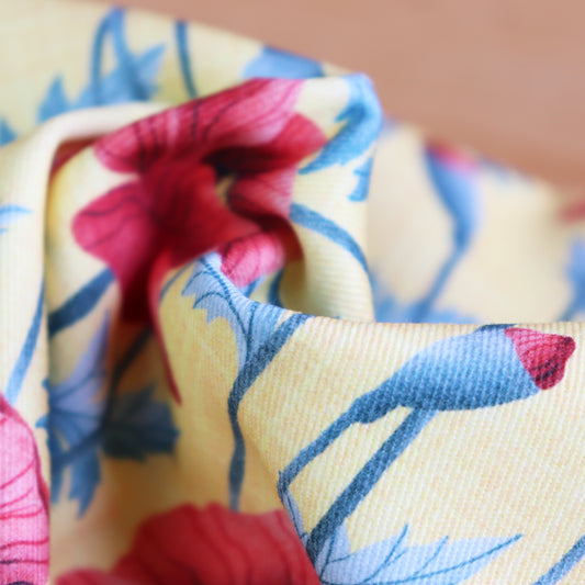 Tessuto in Gabardina di 100% Cotone: Papaveri rossi su sfondo giallo