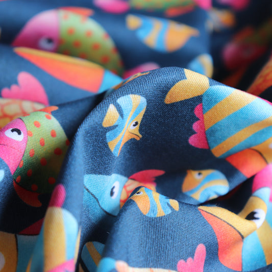 Tessuto in Raso di 100% Cotone: Pesci su sfondo Blu