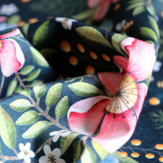 Tessuto in Raso di 100% Cotone: Giardino Incantato su sfondo Scuro