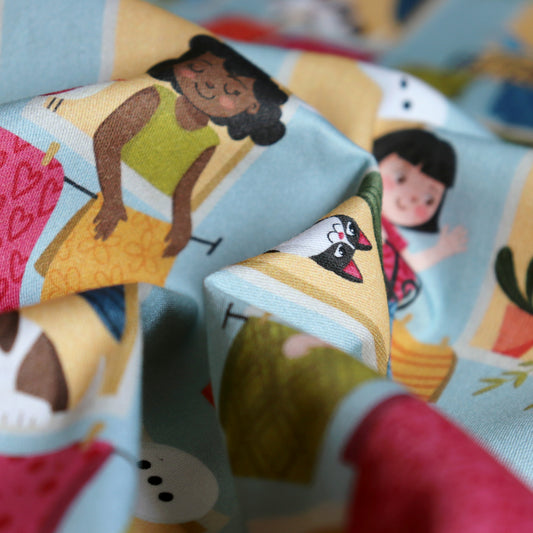 Set di 3 Tessuti Coordinati in Raso 100% Cotone: Bambine alle Finestre