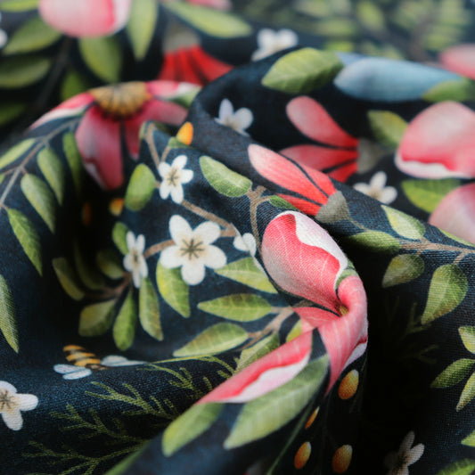 Set di 3 Tessuti Coordinati in Raso 100% Cotone: Giardino Incantato su sfondo scuro