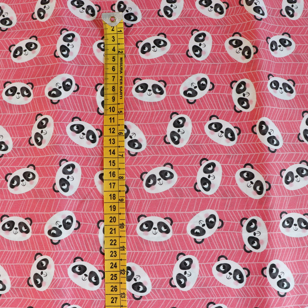 Tessuto in Raso di 100% Cotone: Paffutelli Panda su sfondo Rosa