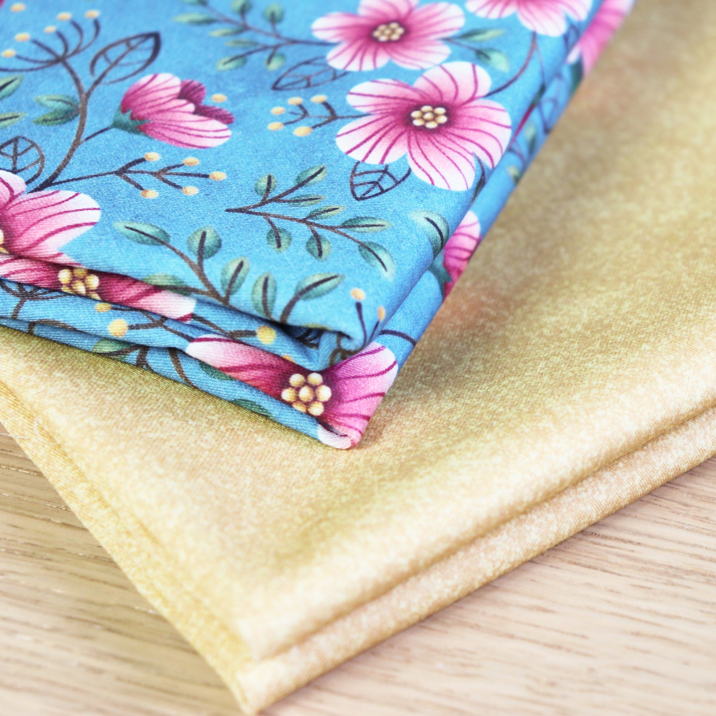 Set di 3 Tessuti Coordinati in Raso 100% Cotone: Fiori Rosa su sfondo Azzurro