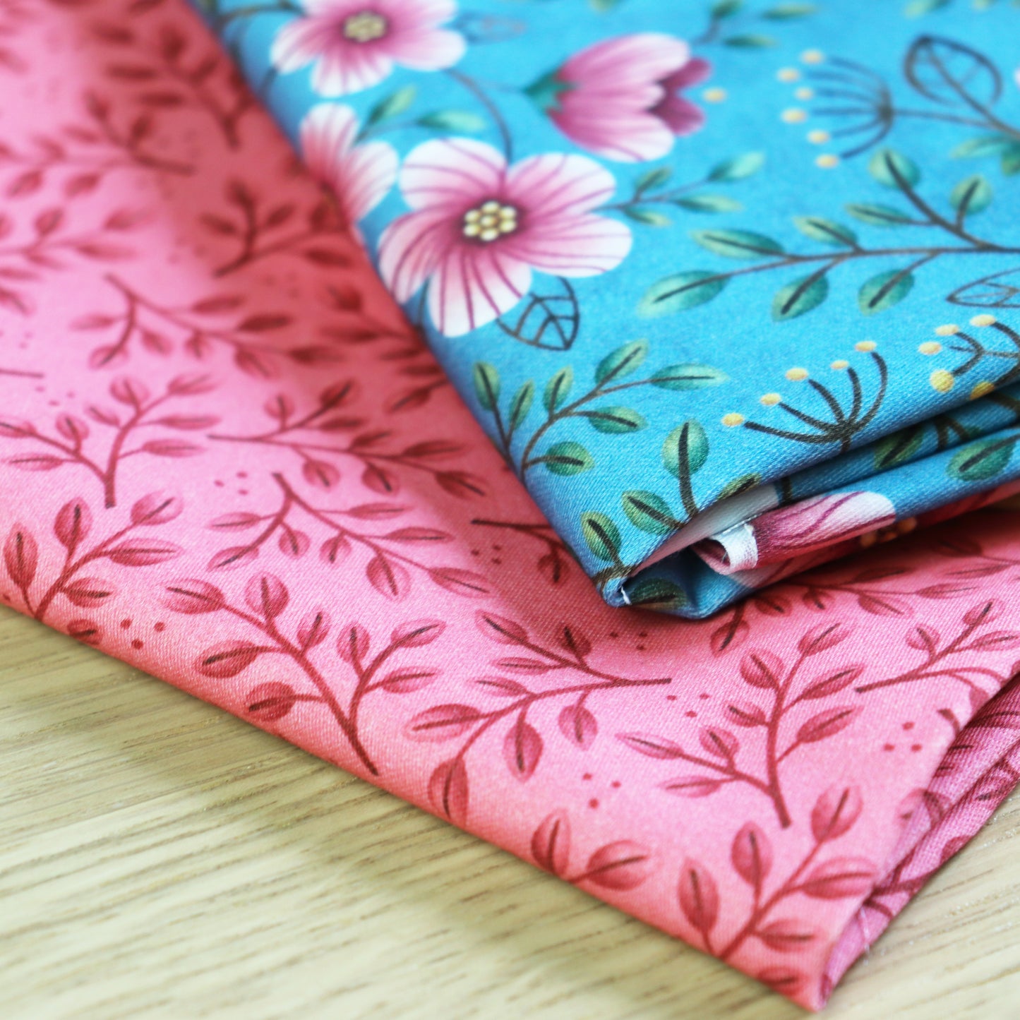 Set di 3 Tessuti Coordinati in Raso 100% Cotone: Fiori Rosa su sfondo Azzurro