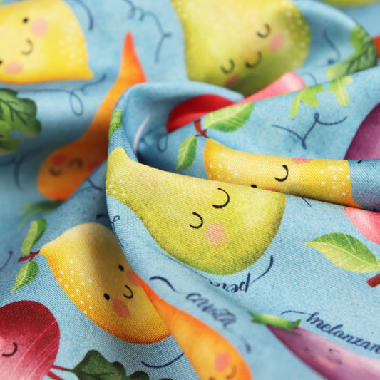 Tessuto in Raso di 100% Cotone: Frutta e Verdura su sfondo Celeste