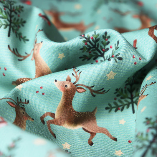 Tessuto in Raso di 100% Cotone: Cervi e Abeti su sfondo Verde Acqua