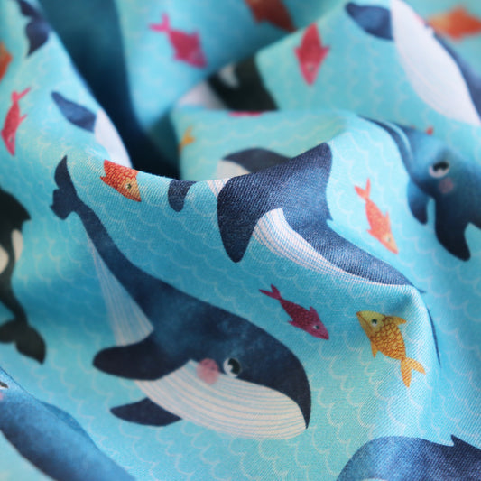 Set di 3 Tessuti Coordinati in Raso 100% Cotone: Balene e Pesci Colorati su sfondo Turchese