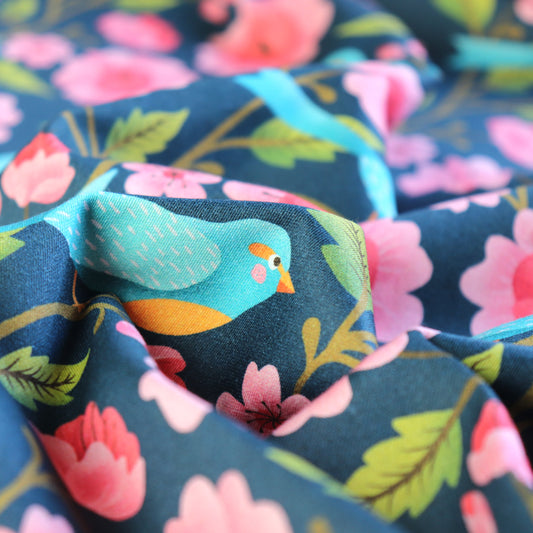 Tessuto in Raso di 100% Cotone: Uccellini e Fiori Rosa su sfondo Blu