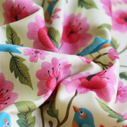 Tessuto in Raso di 100% Cotone: Uccellini e Fiori Rosa su sfondo Giallo