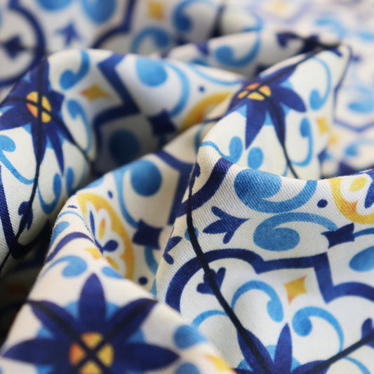 Tessuto in Raso di 100% Cotone: Maioliche sul Blu e Giallo