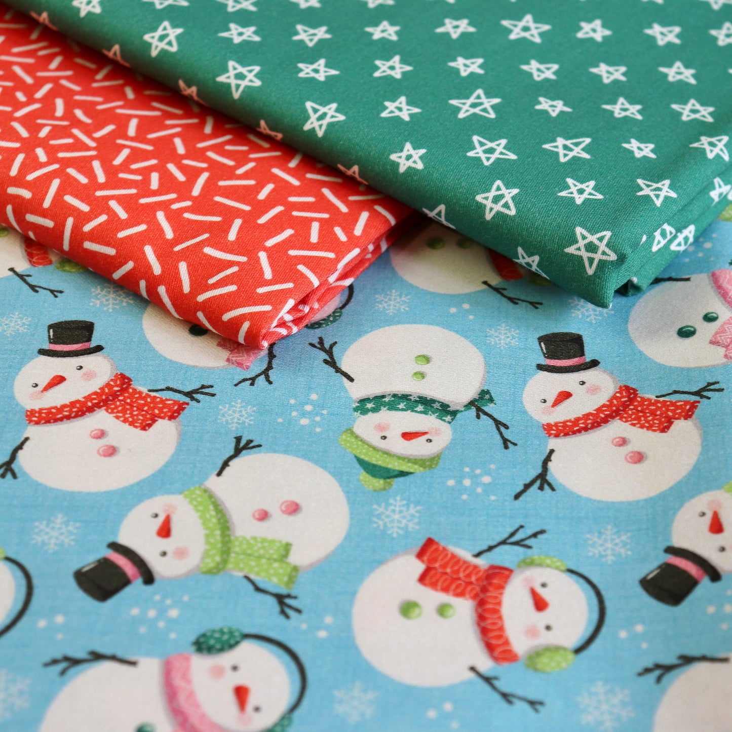 Set di 3 Tessuti Coordinati in Raso 100% Cotone: Pupazzi di Neve su sfondo Celeste