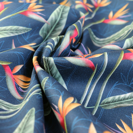 Tessuto in Raso di 100% Cotone: Strelitzia su sfondo Blu scuro