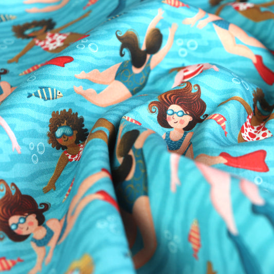 Set di 3 Tessuti Coordinati in Raso 100% Cotone: Bambine nuotatrici e pesci su sfondo Azzurro