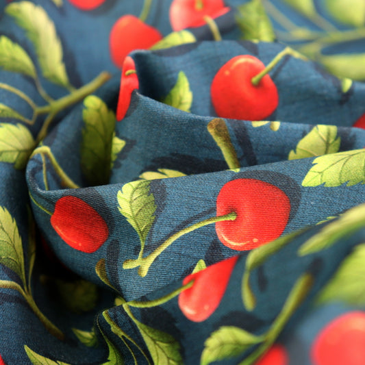 Tessuto in Raso di 100% Cotone: Cherry Crush - Ciliegie su sfondo Blu